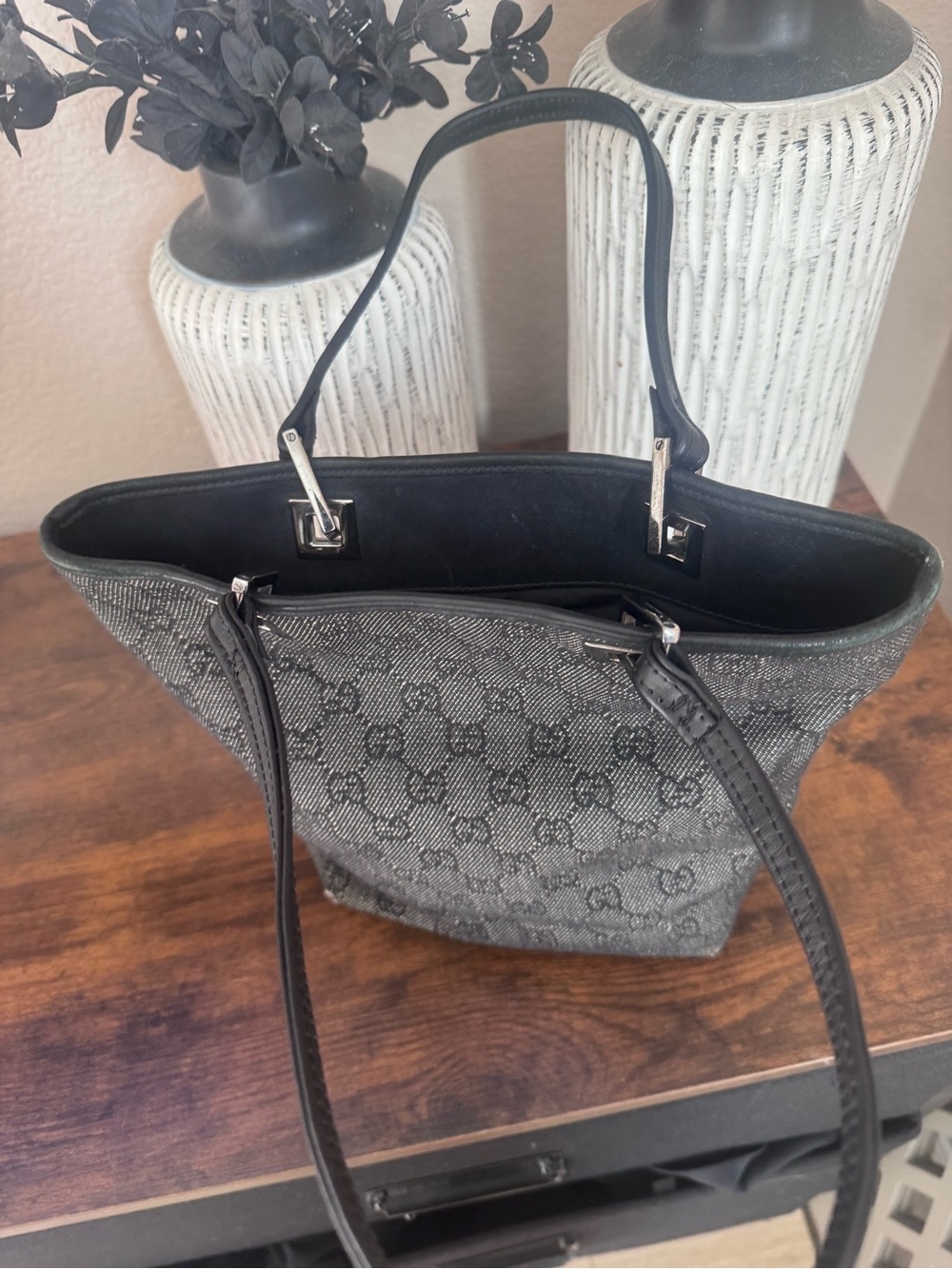 Gucci 1990s quiet classic luxury vintage bucket handbag, Italy, Authentic 31244 - Picture 3 of 16